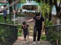 คาเฟ่นครปฐมบรรยากาศดี มีสระน้ำสีฟ้าขนาดใหญ่