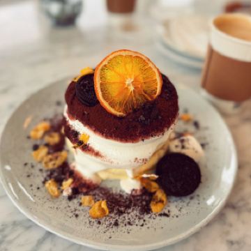 맛있는 수플레와 반려동물 친화적인 카페