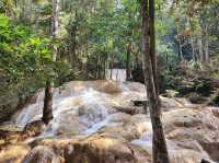 ชมน้ำตกหินปูนสุดงดงาม ในอำเภอเชียงดาว ⛰️