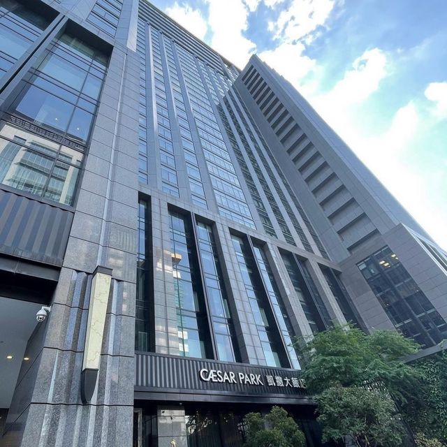 【臺北酒店】板橋凱撒大飯店頂樓高空泳池，適合欣賞城市風情