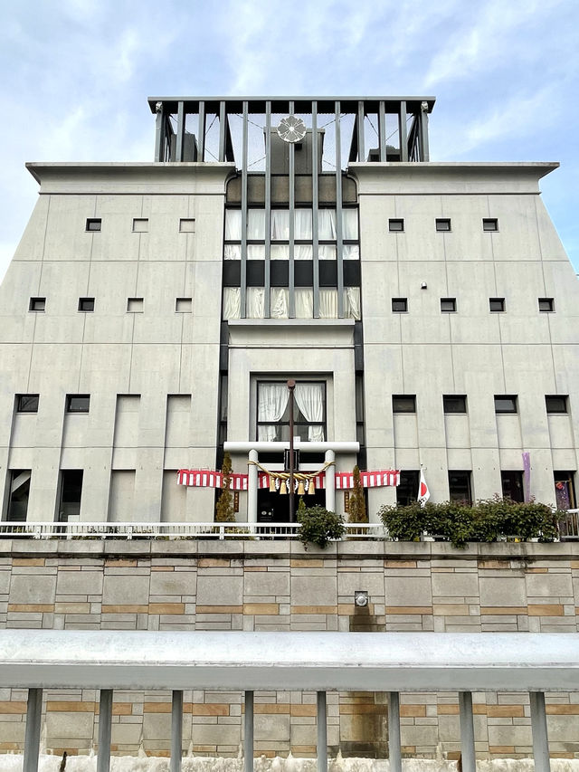 【八津御嶽神社/東京都】美術館風の建物とステンドグラスがある神社