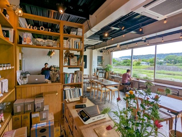 日本京都-河鴨川河景第一排的蔬食店：Veg Out