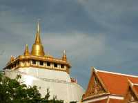 ด้วยศรัทธาเดินขึ้นภูเขาทอง  วัดสระเกศ