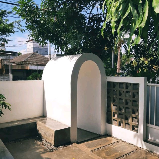 THERE'S AN OUTDOOR AREA, THE SEATING IS TERRACED, NICE WHEN IT'S SUNNY AND THERE'S A GENTLE BREEZE