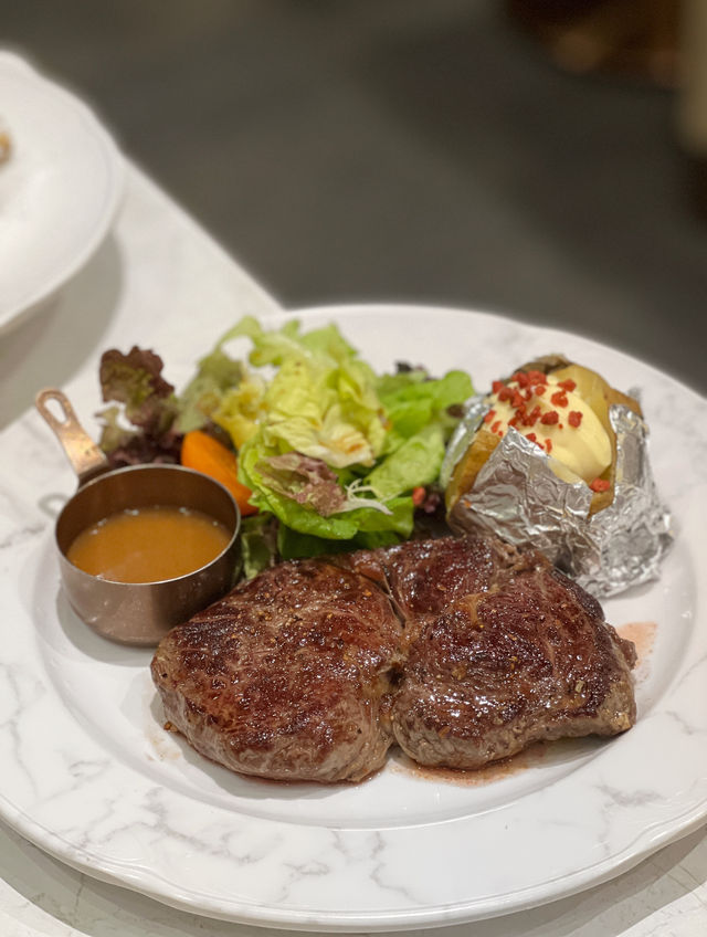 《佐敦抵食二人套餐 必試特色酸忌廉煙肉薯條》