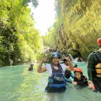 Exploring the famous Kawasan falls (Philippines) 