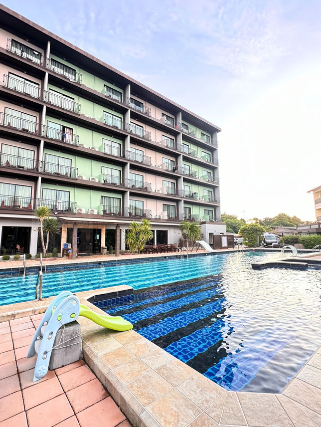 🏊‍♀️ สระว่ายน้ำสวยงาม โดดเด่น โรงแรมซาโวเทล