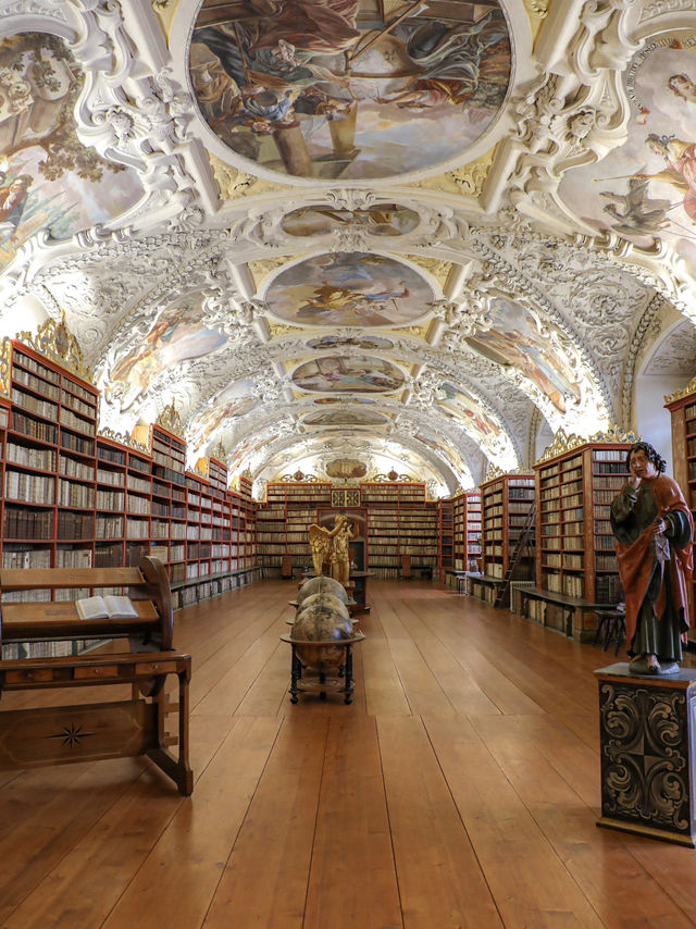 【プラハ🇨🇿】世界一美しい図書館のあるストラホフ修道院