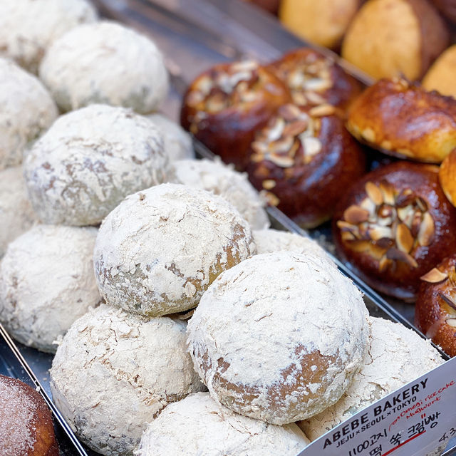 ㅇㅂㅂ ABEBE BAKERY超夯排隊名店！爆漿奶油甜甜圈，一口咬下幸福感滿到溢出來！🍩💕