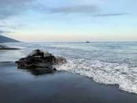 Nanganesa Beach หาดทรายสีดำกับฟองคลื่นสีขาว
