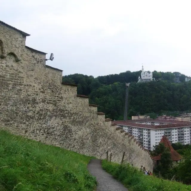 Museggmauer：屹立不倒的歷史城牆