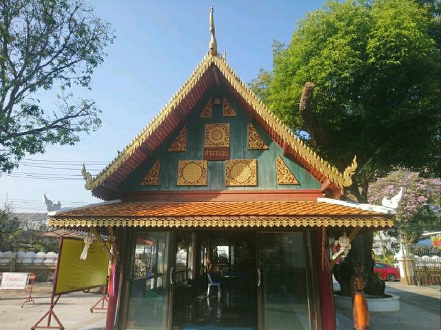 ไหว้พระเจ้าเพชรมงคลมุนี  วัดกลางเวียง