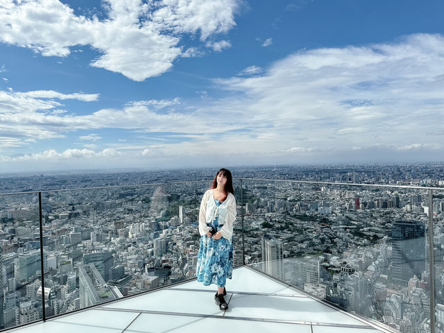 東京涉谷sky景觀台 這邊真的要大推一下！這邊可以俯瞰全東京市區盡收眼底！有樓下玻璃景觀台也有樓上露天景觀