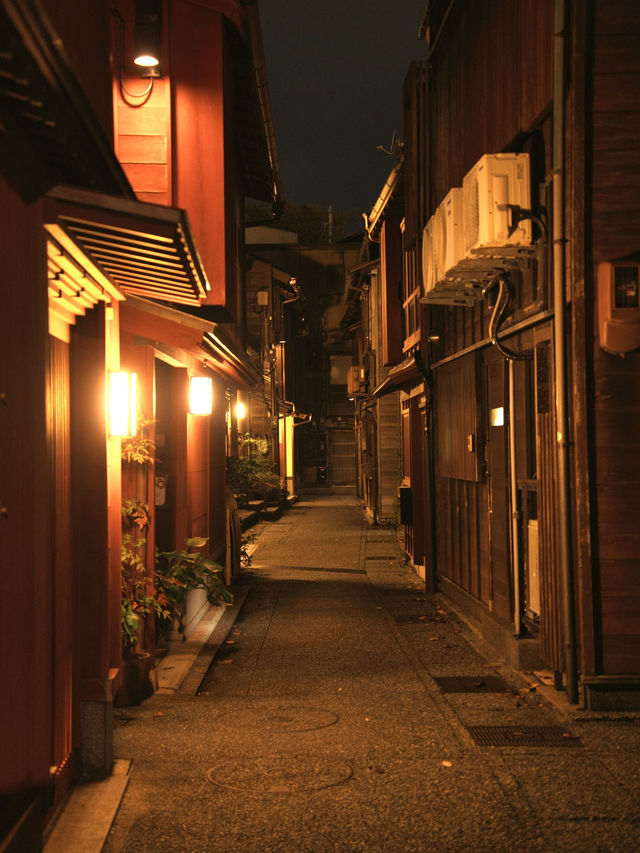 【石川】夜が更ける時間帯からの散策がおすすめ‼️薄暗い町屋街で風情を堪能🥰