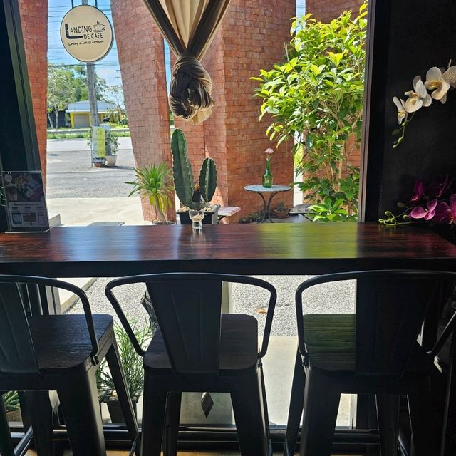 ร้าน แลนด์ดิ้ง เดอ คาเฟ่