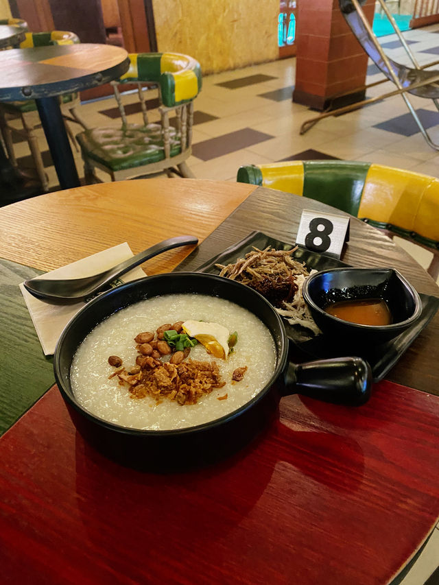  Al Khatiri Kofee: Cozy Vibes and Comforting Chicken Porridge! 