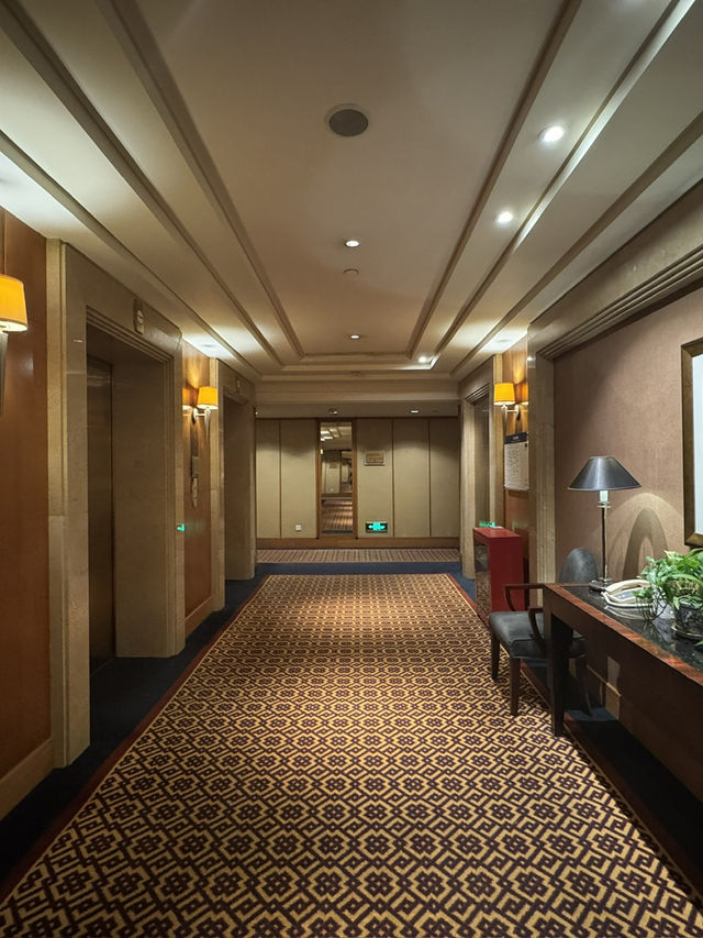 พักสบายใจกลางเมืองฉงชิ่ง  HILTON CHONGQING