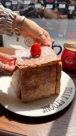 Huge strawberry millefeuille pancakes🍓