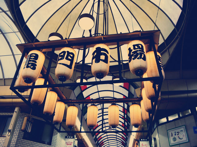 大阪黑門市場的美食之旅：味蕾的震撼🌟