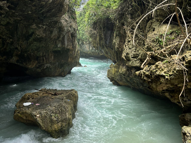 Uluwatu beach - Suluban / Bali 