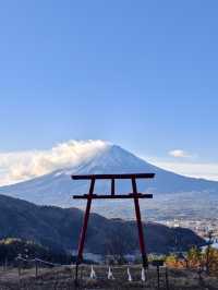 富士遙拜所，可以同時拍到鳥居及富士山