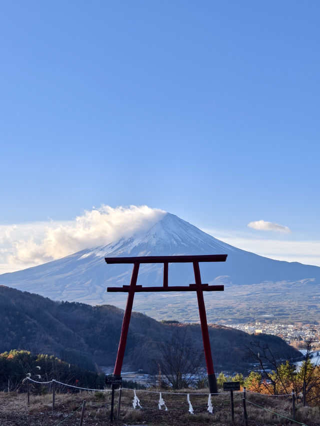 富士遙拜所，可以同時拍到鳥居及富士山