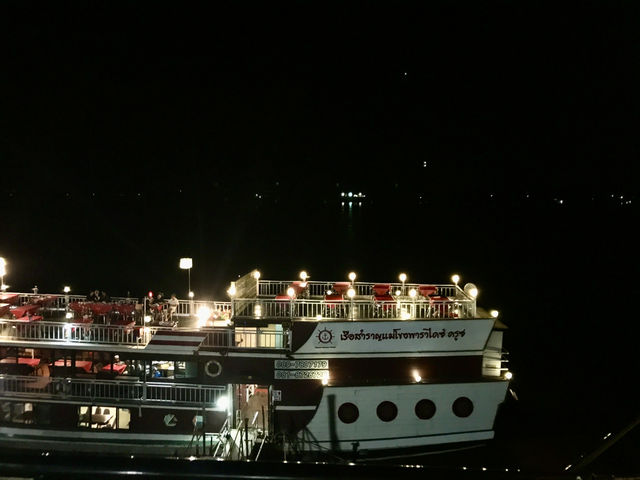 เที่ยวนครพนม ล่องเรือรับประทานอาหารริมโขง