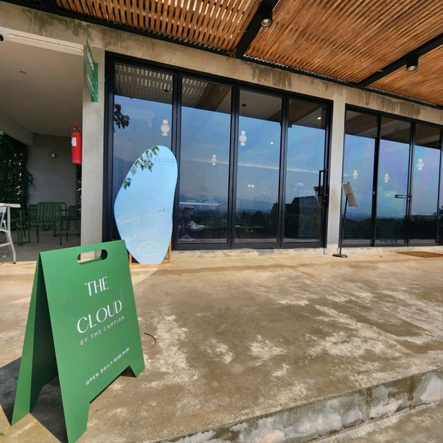 คาเฟ่ก้อนเมฆ มีมุมปิกนิก วิวดอย : THE CLOUD