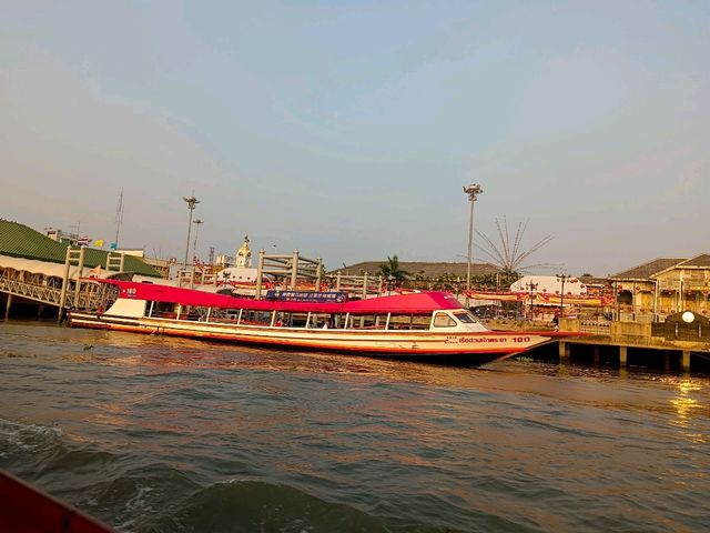 นั่งเรือด่วนเจ้าพระยาเที่ยวฝั่งธน