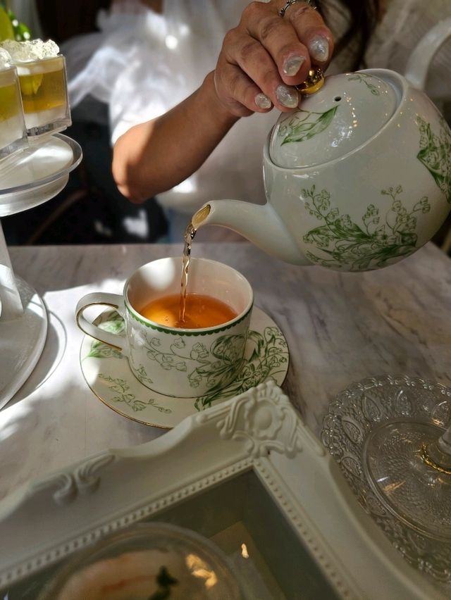 カフェがお花に包まれる空間