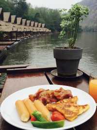 พักผ่อนกลางสายน้ำ ที่ The FloatHouse River Kwai