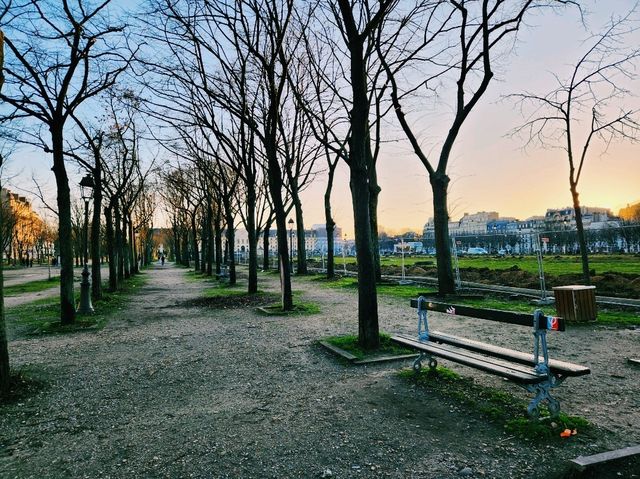 🌉 巴黎亞歷山大三世大橋遊記：夕陽下的夢幻風景