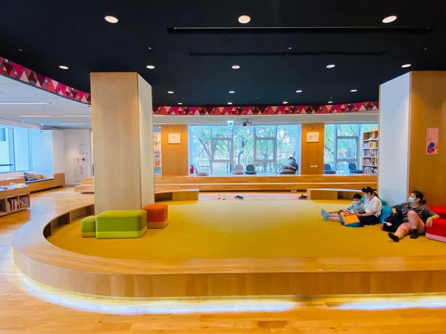 這是圖書館你信？！被樹木環繞的 屏東縣立圖書館🌲 超讚兒童閱覽區 免費景點
