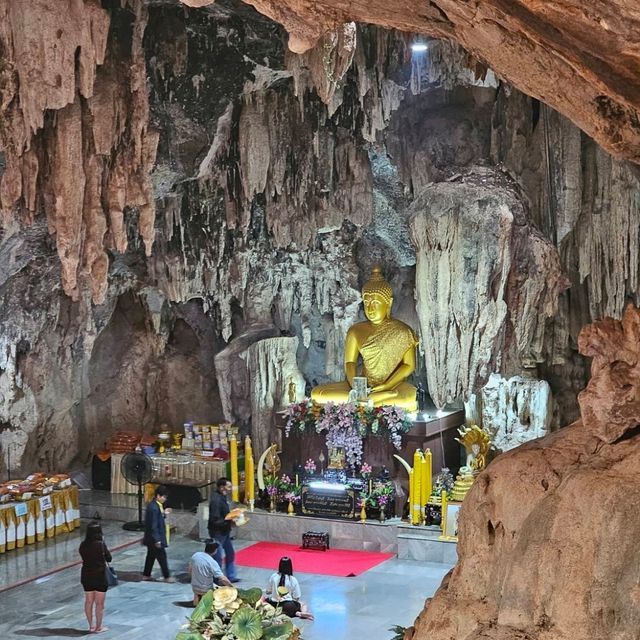 วัดถ้ำพุหว้า : วัดถ้ำสวยกลางป่าเขา