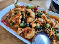 พามาทานอาหาร ฟังดนตรีสด ริมน้ำแม่กลอง