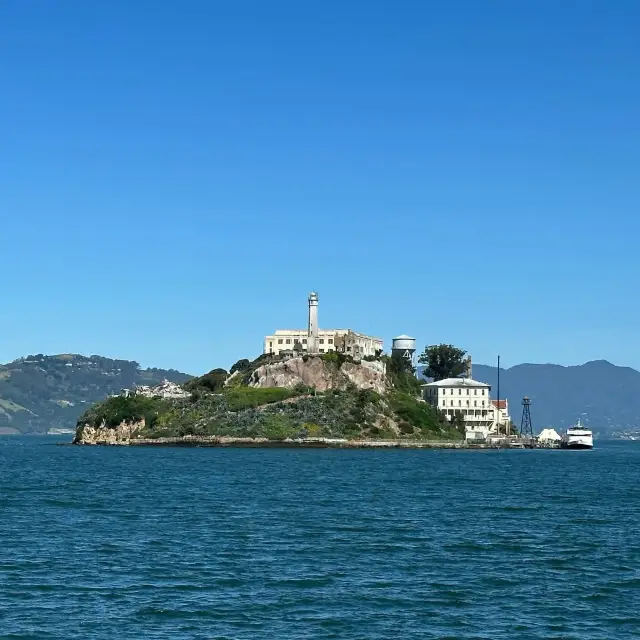 🏝️ **Alcatraz: The Rock’s Haunting History & Why You Can’t Miss It** 🔒   