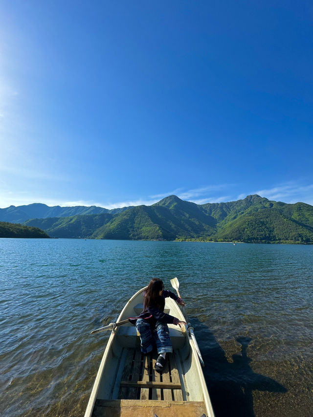 🏞️ 야마나카호, 후지산 품은 평화로운 호수!