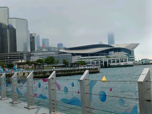 都市中的濱海綠洲，灣仔海濱長廊水上運動區。