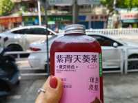 酒店处于鼎湖山及高铁站附近,楼下太方便了,吃的喝的按摩的,都是当地居民消费,性价比超值！最赞的是酒店有高铁站接送或鼎湖山景区接送,酒店很新、干净舒服,前台的服务也很好,还可以让我下午2点退房！