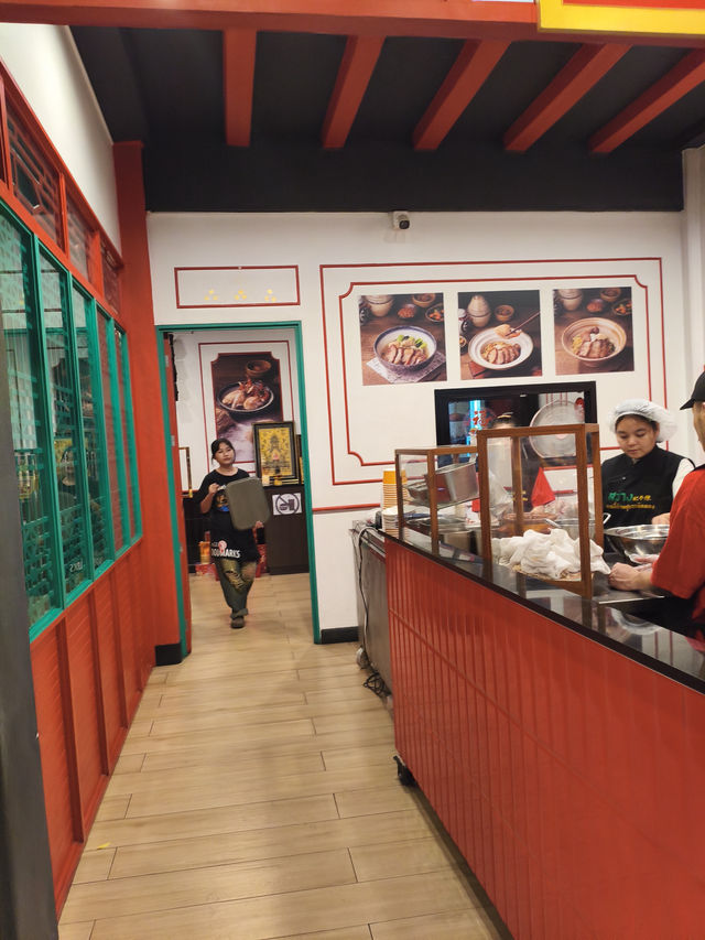 曼谷｜意外闖進這間店太驚喜！小二食堂的泰粵酸辣粉麵讓人一吃上癮