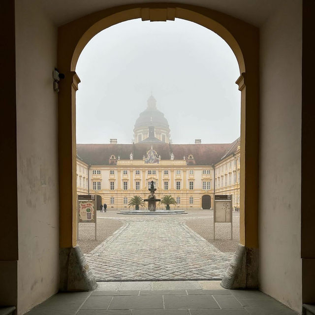 🏰 *Melk Abbey: Austria's Baroque Jewel on the Danube* 🌿📚