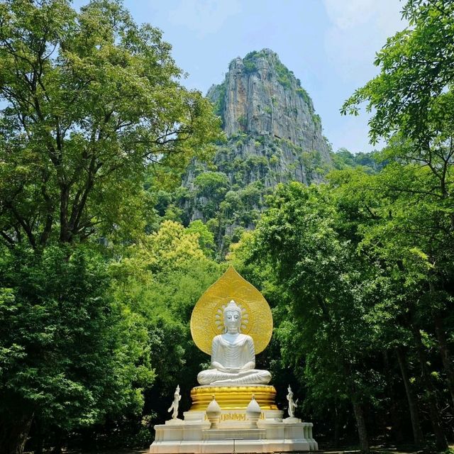 วัดถ้ำพระโพธิสัตว์โดดเด่นด้วยความสวยงามของธรรมชาติ