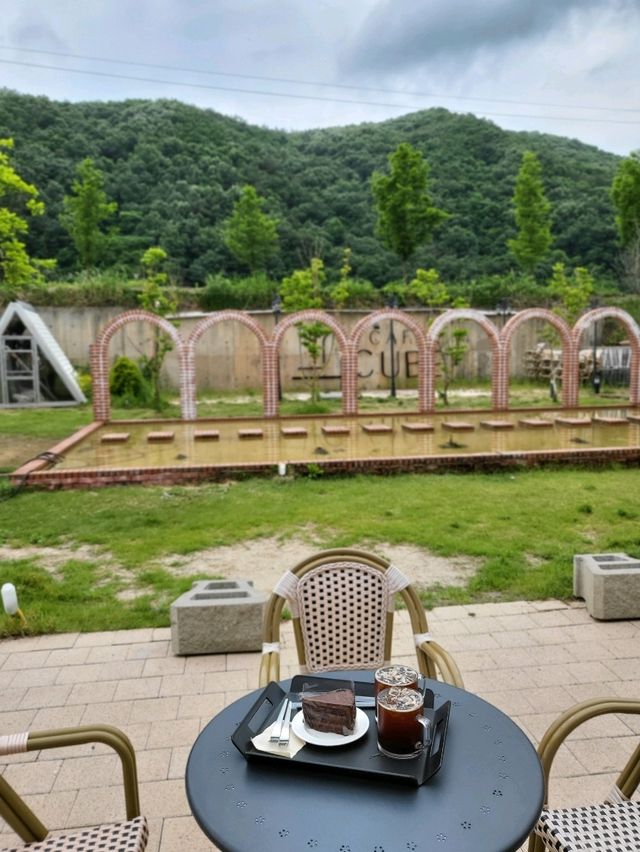 탁트인 정원을 만끽하는 공주 대형카페