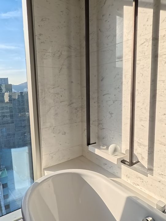 포시즌스 서울 솔직 후기 - 누나 덕분에 무료 숙박! 코너룸 업그레이드 대박 🏙️
