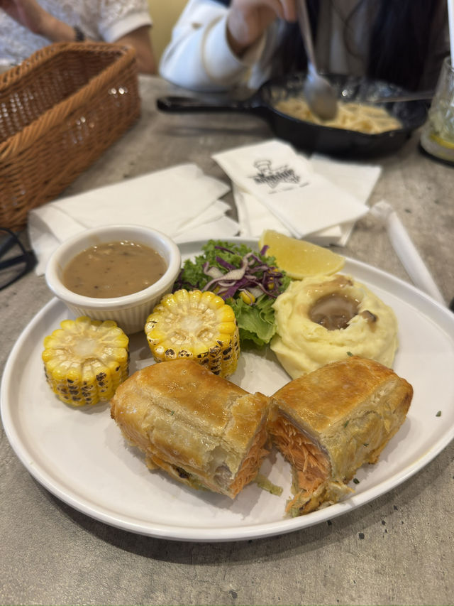 AnMour Café – Eco Botanic: Western Comfort Food in a Cozy Setting