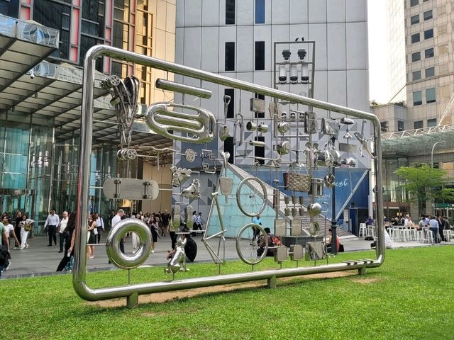 Art lovers, Go explore Raffles Place