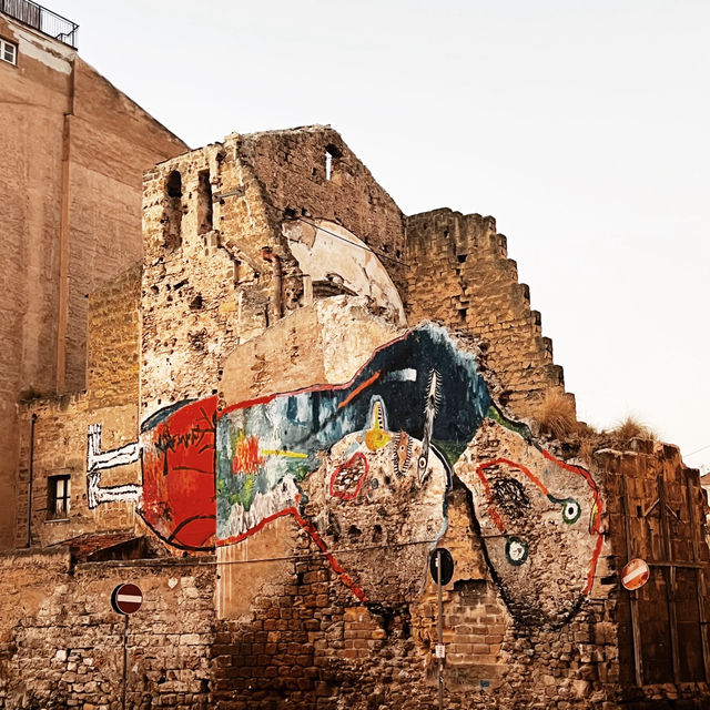 Palermo's Street Art: Raw and Moving! 🎨✨