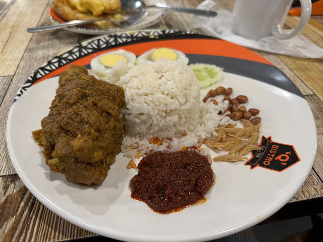 🌙 Late Night Fix in Bangsar: Rendang & Teh Tarik at Q Bistro 🍛