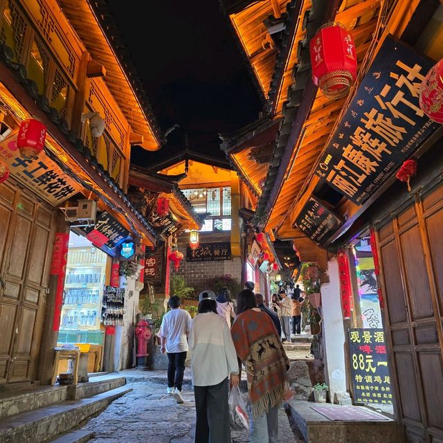 Dressed up and spend a day in lijiang ancient city