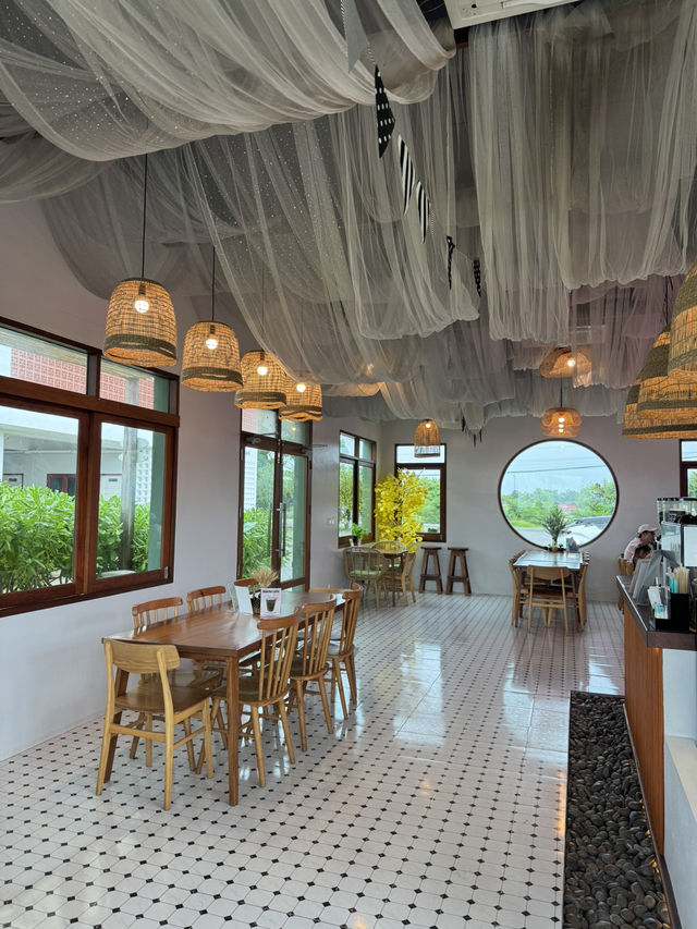คาเฟ่ติดทะเลจันทบุรี!